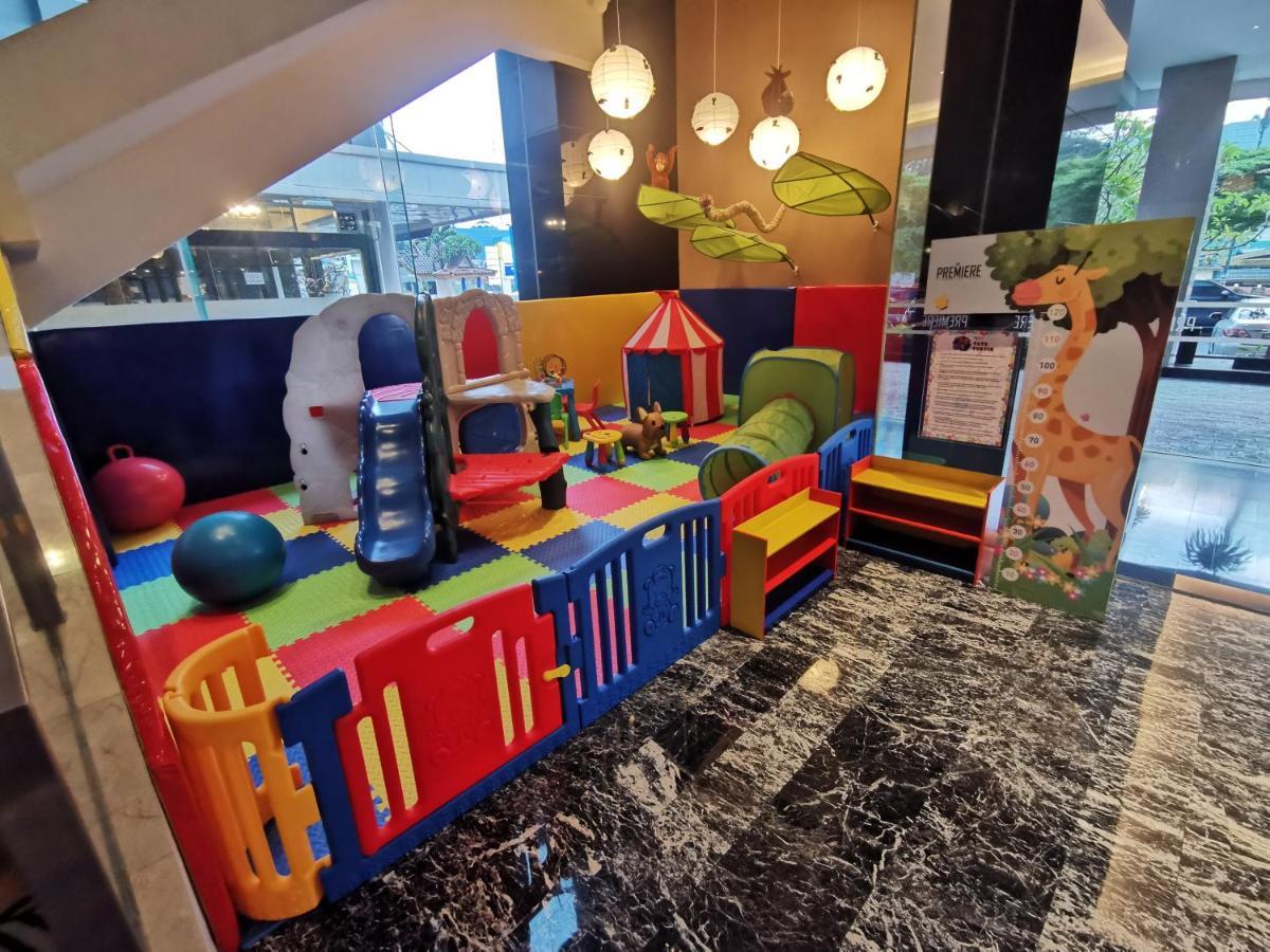 The Premiere Hotel Пеканбару Екстериор снимка