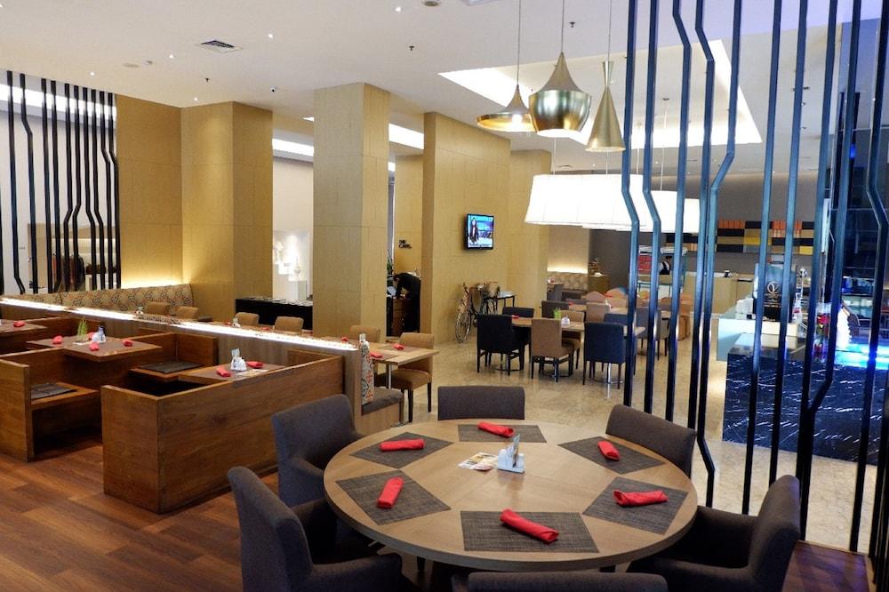 The Premiere Hotel Пеканбару Екстериор снимка