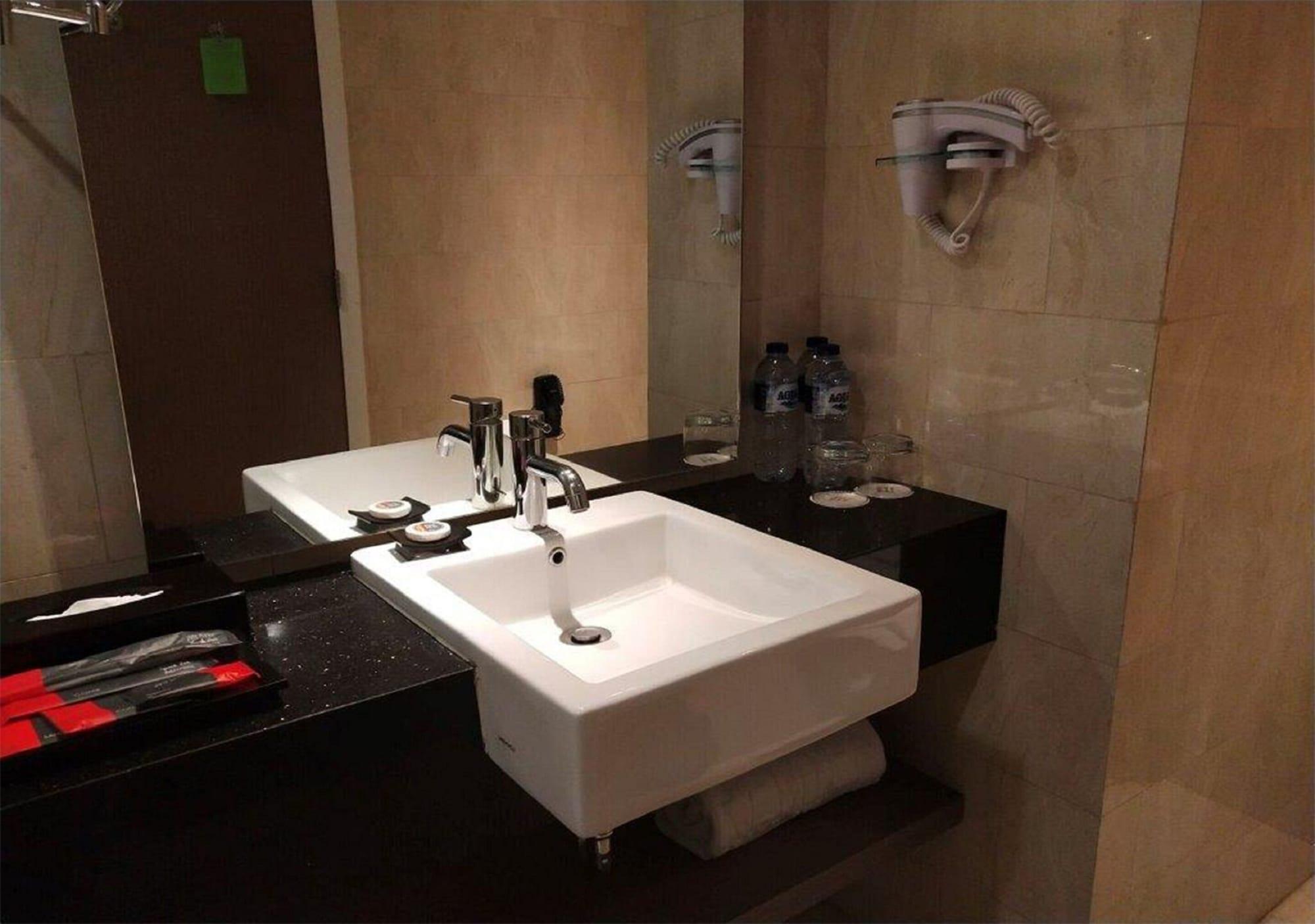 The Premiere Hotel Пеканбару Екстериор снимка