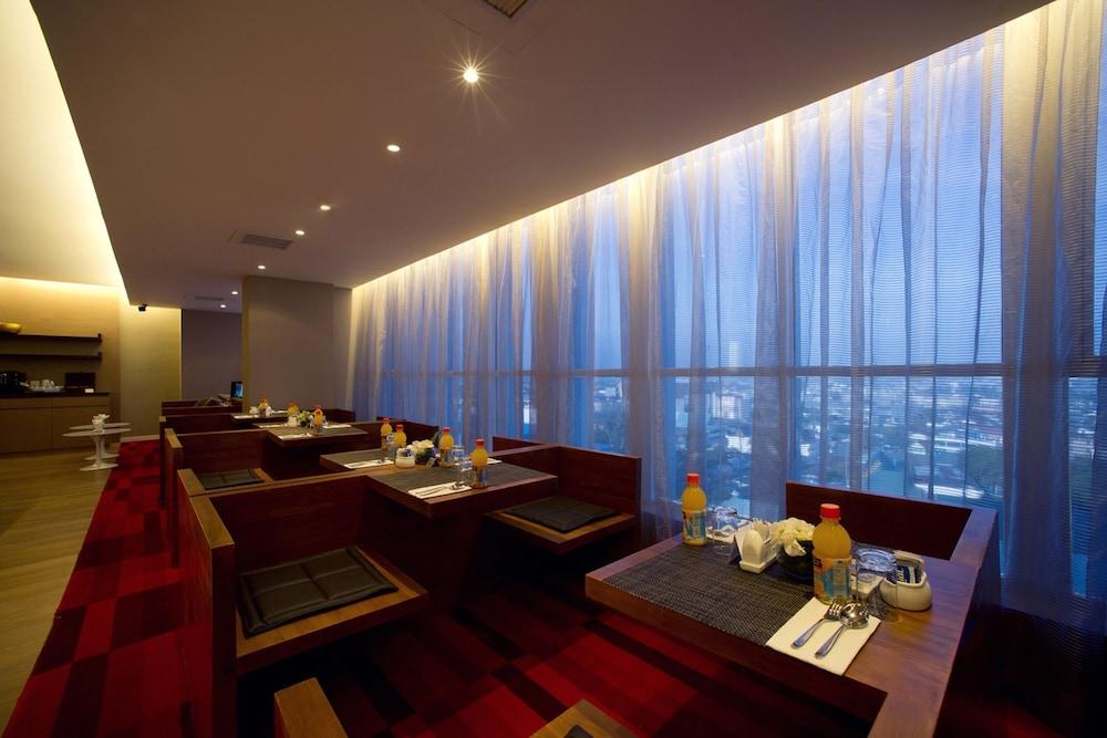 The Premiere Hotel Пеканбару Екстериор снимка