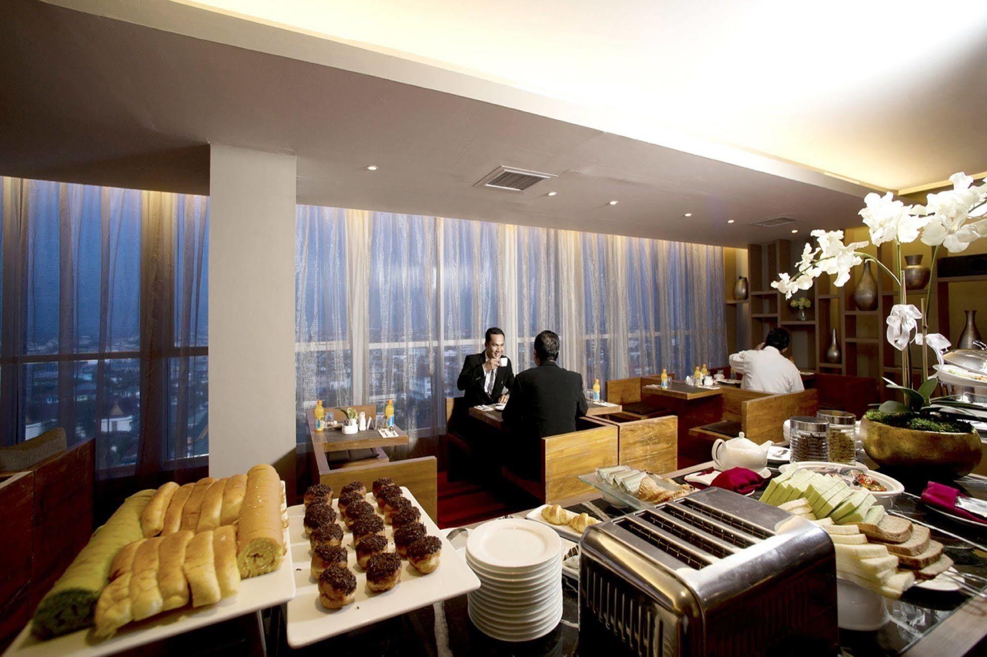 The Premiere Hotel Пеканбару Екстериор снимка